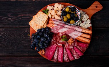 Aperatif, çeşni, set, sosis ve peynir, ahşap bir tahtada, üst manzara, insan yok.,