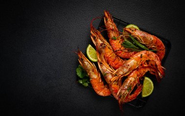 Langoustines, Avustralyalı, buzda taze donmuş, üst manzara, kireç ve yeşiller,