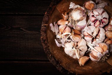 Taze sarımsak, ahşap bir tabakta, üst manzara, yakın plan, insan yok.,