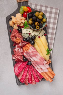 Aperatif, çeşni, set, sosis ve peynir, ahşap bir tahtada, üst manzara, insan yok.,