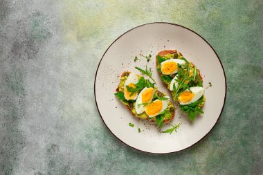 Sandviç, avokado püresi, haşlanmış yumurta ve roka, ekmek, ev yapımı, kahvaltı.,