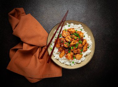 Kızarmış tavuklu teriyaki, pilav, yeşil soğan ve susamlı, ev yapımı, insan yok.,