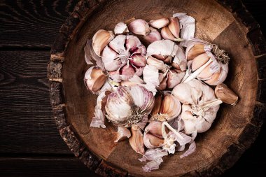 Taze sarımsak, ahşap bir tabakta, üst manzara, yakın plan, insan yok.,