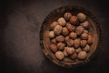 Kabuklu taze ceviz, ahşap tabak, üst manzara, insan yok.,