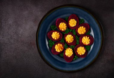 Doldurulmuş yumurta, pancar suyu lekeli, mor, pitaya tozu, üst manzara, üst manzara, yakın çekim, insan yok.,