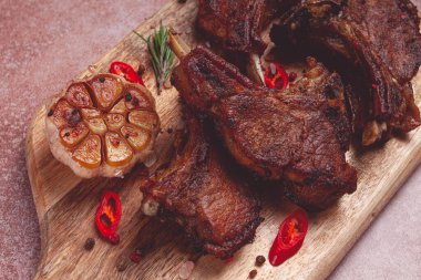 Kızarmış dana kaburgası, baharatlı fırında pişmiş, ev yapımı, insan yok.,