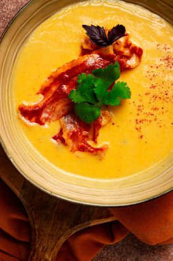 Balkabağı kreması çorbası, köri, kızarmış pastırma, bruschetta cipsi, mikro-yeşillikler, üst manzara, insan yok.,