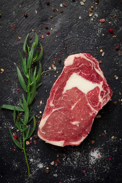 Taze, çiğ kaburga bifteği, üst manzara.,