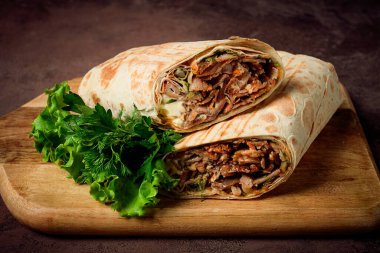 Kes shawarma, 2 parça, kesim tahtasında, yakın plan.,