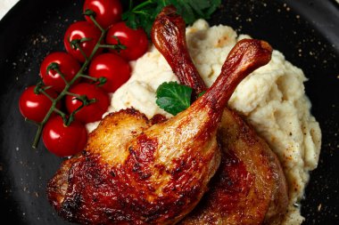 Kızarmış ördek şişi, karnabahar püresi, kiraz domatesleri, ev yapımı, insan yok.,