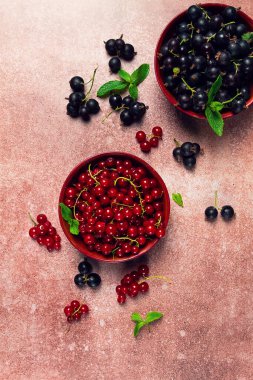 Böğürtlen, taze, kırmızı frenk üzümü, ve siyah bektaşi üzümü, kaselerde, üst manzara, insan yok.,