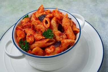 Penne makarna, domates soslu karides, yakın plan, insan yok.,