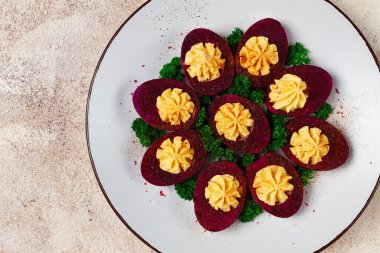 Doldurulmuş yumurta, pancar suyu lekeli, mor, pitaya tozu, üst manzara, üst manzara, yakın çekim, insan yok.,