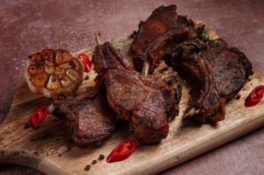 Kızarmış dana kaburgası, baharatlı fırında pişmiş, ev yapımı, insan yok.,