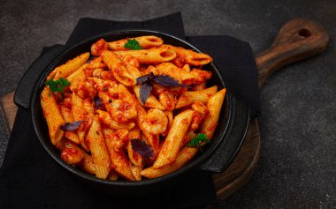 Penne makarna, domates soslu karides, yakın plan, insan yok.,