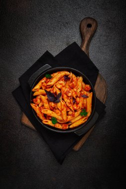 Penne makarna, domates soslu karides, yakın plan, insan yok.,