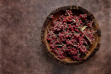 Shtoshi üzümü, Shepherd 's Pie, deniz dikenleri ve böğürtlen karışımı, üst manzara, insan yok.,