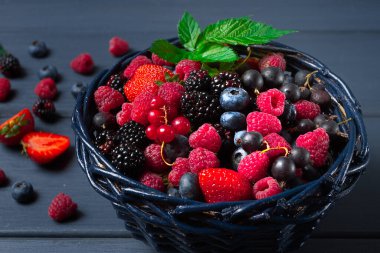 Taze böğürtlen karışımı, sepetin içinde, ahşap gri bir masada, insan yok, üst manzara,