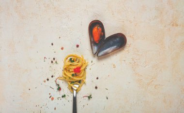 çatal, midye, masaya dizilmiş spagetti, yemek konsepti, yemek fonu, üst görünüm.,