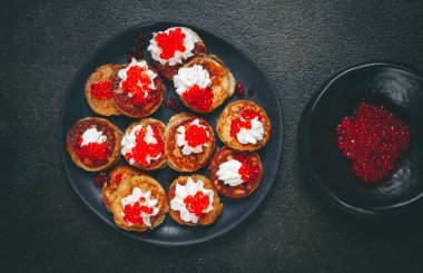 Demidoff gözlemeleri, mini krepler, ekşi krema ve kırmızı havyarlı, ev yapımı, insan yok.,