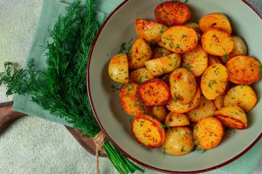 Pişmiş yeni patates, tereyağı ve dereotlu, ev yapımı, insan yok.,