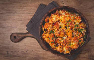 Patates ve peynirli fırında balık, graten, ev yapımı, insan yok.,