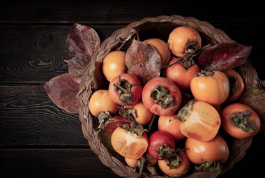 Sepette taze hurma, yapraklı, üst manzaralı, insan yok.,