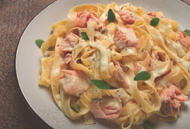 Tagliatelle makarnası, krema soslu, somonlu, ev yapımı, insan yok.,