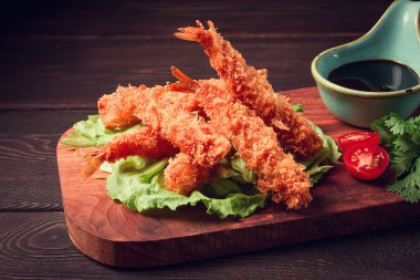 Kızarmış karides, tempura içinde soyulmuş, soya sosu, yakın plan, ahşap tahta üzerinde.,