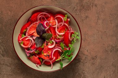 Taze domates salatası, kırmızı soğanlı, baharatlı ve otlu, üst tarafı, yakın plan, ev yapımı.,