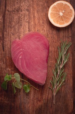 Taze kırmızı ton balığı filetosu, biftek için, çiğ, üst görünüm, kesme tahtasında, insan yok.,