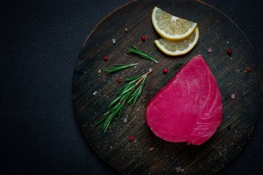 Taze kırmızı ton balığı filetosu, biftek için, çiğ, üst görünüm, kesme tahtasında, insan yok.,