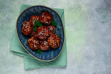 Tsukune, Japon köftesi, doğranmış tavuk, şişte kızartılmış, yakitori soslu, ev yapımı, insan yok.,