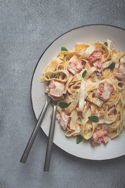 Tagliatelle makarnası, krema soslu, somonlu, ev yapımı, insan yok.,