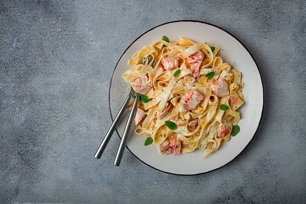 Tagliatelle makarnası, krema soslu, somonlu, ev yapımı, insan yok.,