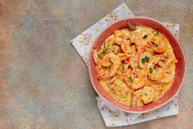 Kremalı sarımsak soslu, baharatlı ve otlu karides.,