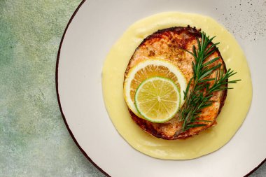 Somon bifteği, kızarmış patates, patates püresi, biberiye, limon ve limon, ev yapımı, tek porsiyon, insan yok.,