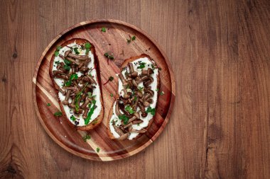 Krem peynirli sandviçler ve ballı turşu, sağlıklı kahvaltı, ev yapımı.,