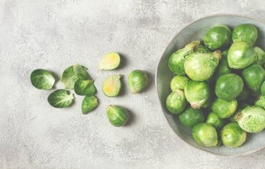 Taze Brüksel lahanası, çiğ, üst manzara, gri bir masada, insan yok.,