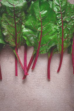 Taze, yeşil yapraklar, pancar yapraklı gövde, masada, üst görünümde, köylü, insan yok.,