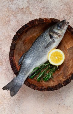 Taze, çiğ levrek balığı, ahşap tabakta, üst manzara, insan yok..