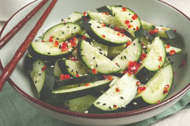 Çin salatası, acı biberli salatalık ve susam tohumu, ev yapımı, insan yok.,
