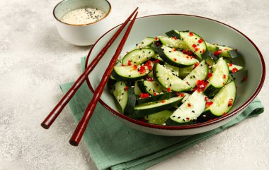 Çin salatası, acı biberli salatalık ve susam tohumu, ev yapımı, insan yok.,