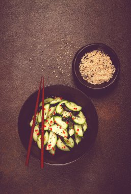 Çin salatası, acı biberli salatalık ve susam tohumu, ev yapımı, insan yok.,