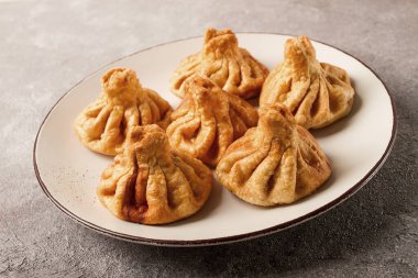 Kızarmış khinkali, etli khinkali, geleneksel Gürcü yemeği, insan yok.,