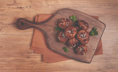 Tsukune, Japon köftesi, doğranmış tavuk, şişte kızartılmış, yakitori soslu, ev yapımı, insan yok.,