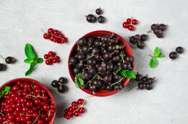 Böğürtlenli kase, siyah ve kırmızı frenk üzümü, üst görünüm, gıda konsepti, insan yok.,