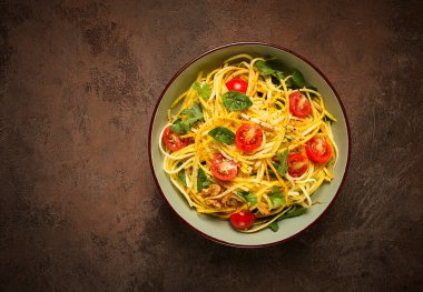 Sarı kabak salatası, kirazlı, vejetaryen yemeği, dilimlenmiş, ev yapımı.,