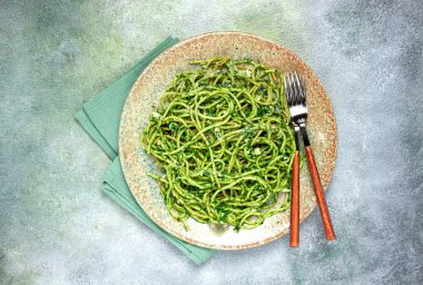 Pesto soslu spagetti, ev yapımı, insan yok.,