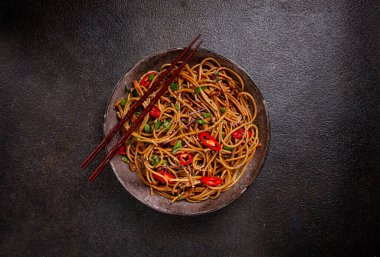 udon eriştesi, shimeji mantarlı, sebzeli, soslu, susam tohumlu, yeşil soğanlı, Asya vejetaryen yemeği, yatay, insan olmadan,